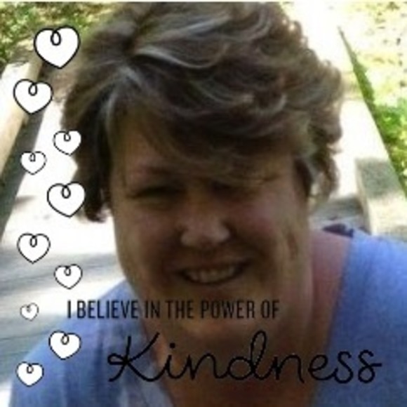 Poshmark profile picture for @noel_foley
